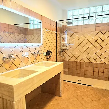 Dea's Daire Golem (Tirana)