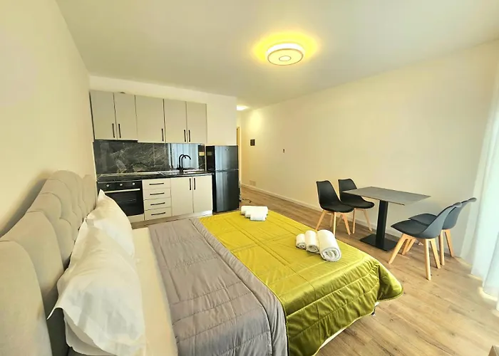 Dea's * Golem (Tirana)